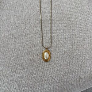 Elegant Gold Pendant Necklace
